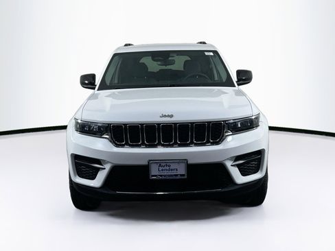 Used 2023 Jeep Grand Cherokee Laredo image 2