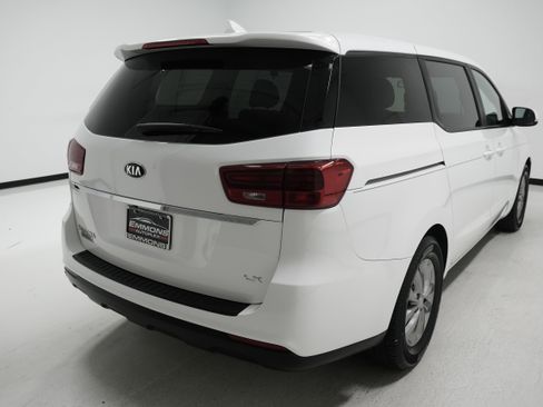 Used 2021 Kia Sedona LX image 4