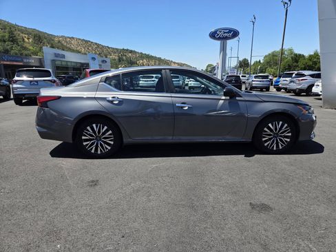 Used 2025 Nissan Altima 2.5 SV FWD image 4