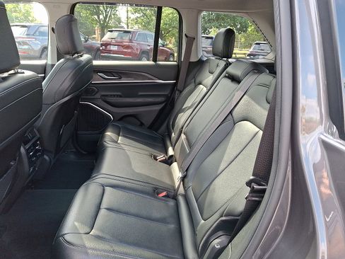 Used 2022 Jeep Grand Cherokee Limited image 10