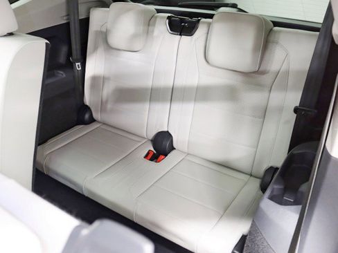 Used 2018 Volkswagen Tiguan SE w/ Panoramic Sunroof Package FWD image 27