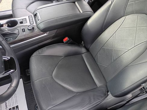 Used 2021 Toyota Highlander XLE image 11