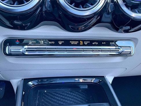 Used 2025 Mercedes-Benz GLB 250 250 image 11