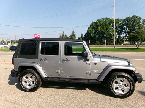 Used 2015 Jeep Wrangler Unlimited Sahara w/ Connectivity Group AWD/4WD image 4