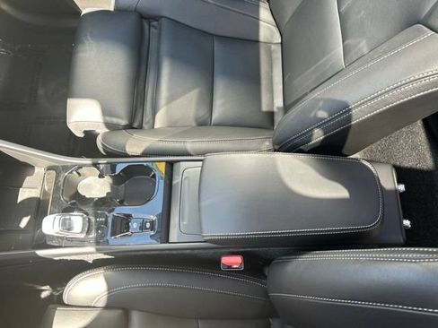 Certified 2025 Volvo XC40 B5 Plus AWD/4WD image 28