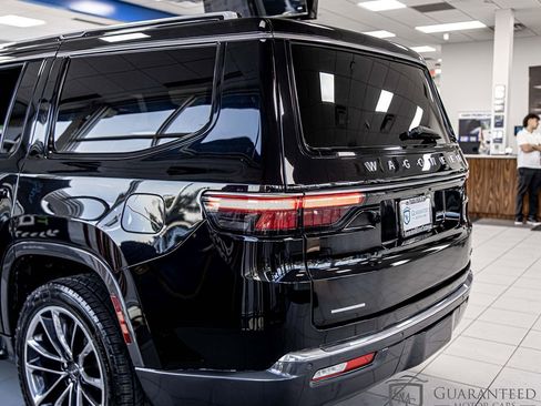 Used 2022 Jeep Wagoneer Series II w/ Premium Group I AWD/4WD image 12