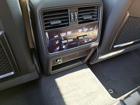 Used 2025 Porsche Cayenne image 18