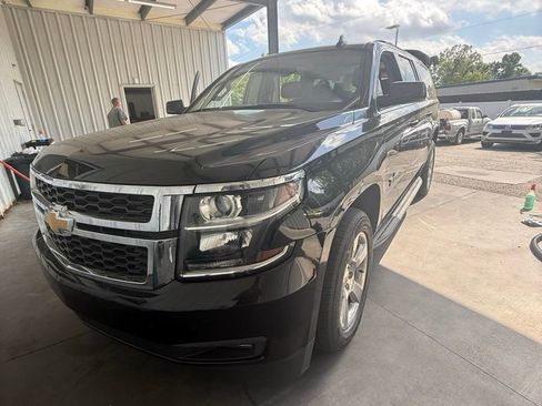 Used 2017 Chevrolet Suburban LT RWD image 2