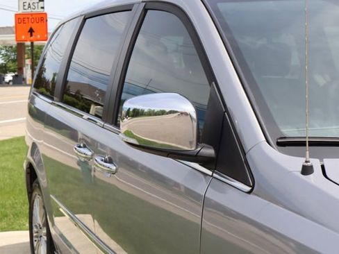 Used 2016 Chrysler Town & Country Touring-L FWD image 2