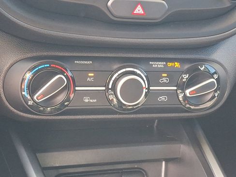 Used 2025 Kia Soul LX w/ LX Technology Package FWD image 18