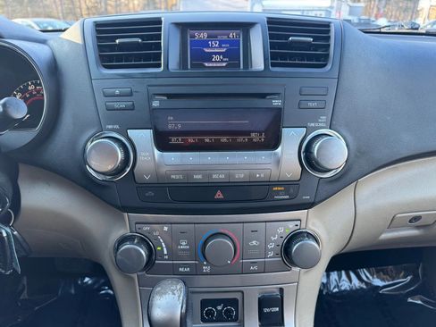 Used 2011 Toyota Highlander SE w/ Tow Pkg image 20