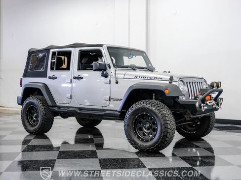 Used 2015 Jeep Wrangler Unlimited Rubicon w/ Connectivity Group image 15