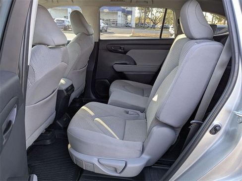 Used 2023 Toyota Highlander LE image 29