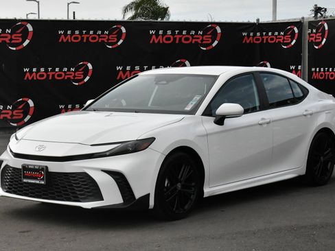 Used 2025 Toyota Camry SE image 3