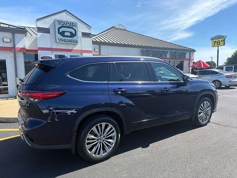 Used 2023 Toyota Highlander Platinum FWD image 9