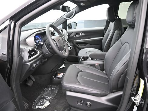 New 2027 Chrysler Pacifica Select FWD image 10
