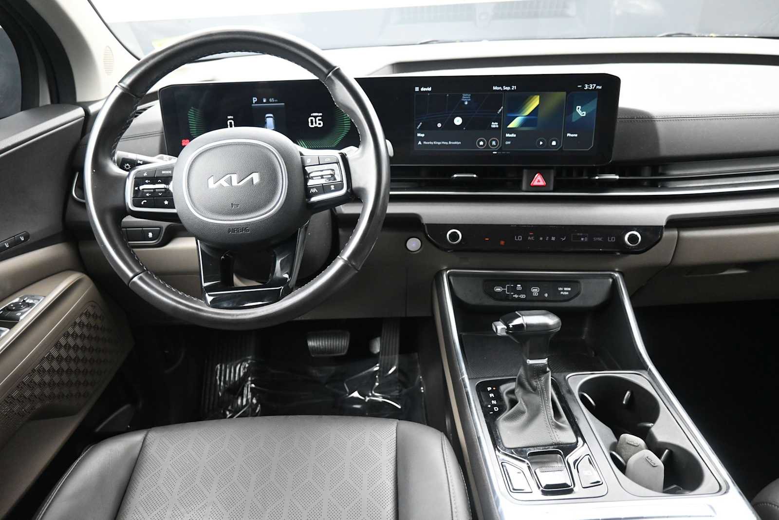 Used 2025 Kia Carnival EX FWD image 19