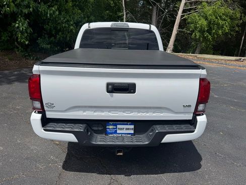 Used 2022 Toyota Tacoma SR5 w/ Technology Package RWD image 4