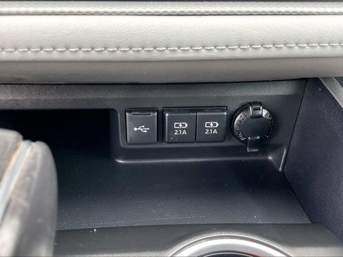 Used 2020 Toyota Highlander LE image 32