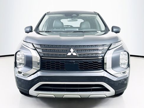 Used 2024 Mitsubishi Outlander SE image 2