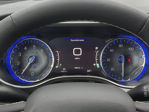 Used 2024 Chrysler Pacifica Touring-L image 30