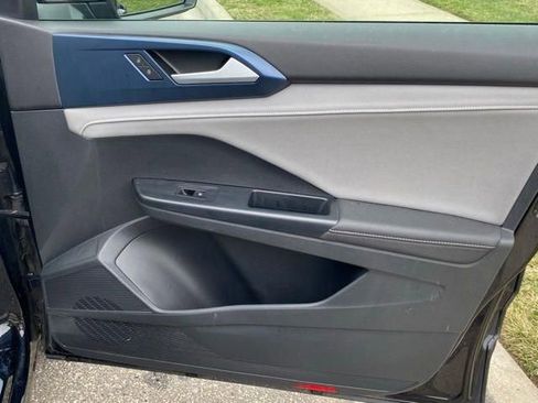 Used 2024 Volkswagen Taos SE image 15