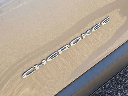 Used 2019 Jeep Cherokee Latitude w/ Popular Appearance Group image 12