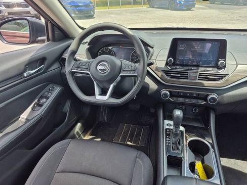 Used 2024 Nissan Altima 2.5 SV FWD image 14