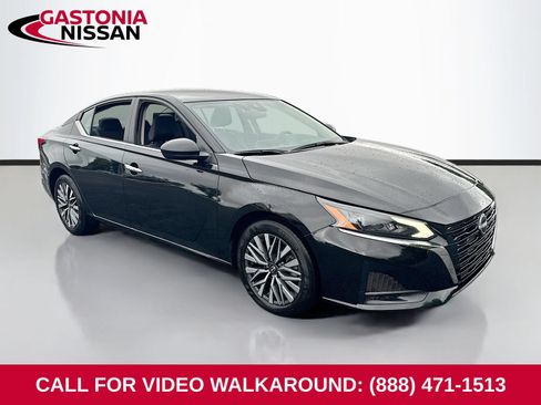 Used 2025 Nissan Altima 2.5 SV FWD image 1
