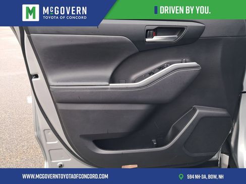 Used 2023 Toyota Highlander XLE AWD/4WD image 13