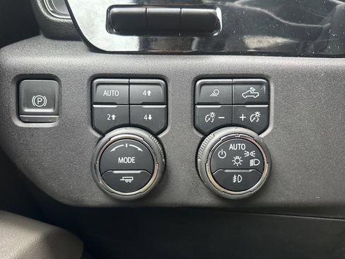 Used 2022 Chevrolet Silverado 1500 ZR2 w/ Technology Package image 28