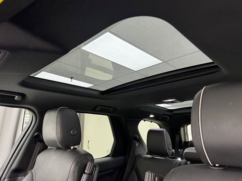 Used 2017 Land Rover Discovery HSE image 25