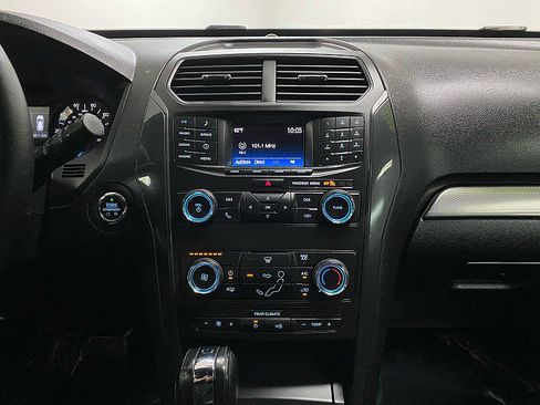 Used 2018 Ford Explorer XLT image 19