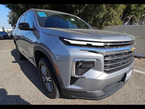Used 2024 Chevrolet Traverse LT FWD image 2