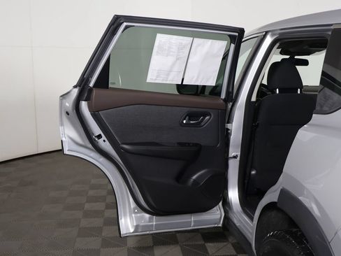 Used 2022 Nissan Rogue SV AWD/4WD image 18