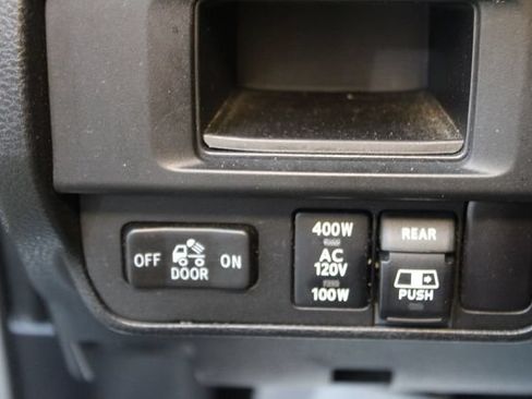 Used 2017 Toyota Tacoma TRD Sport AWD/4WD image 16