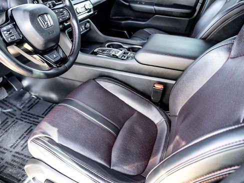 Used 2025 Honda Pilot Black Edition image 14