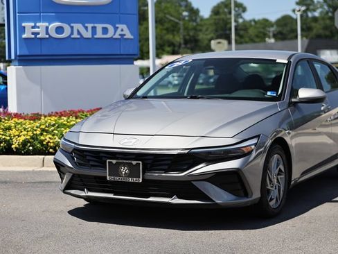 Used 2024 Hyundai Elantra SEL FWD image 2