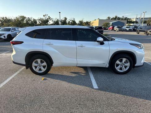 Used 2022 Toyota Highlander LE AWD/4WD image 15