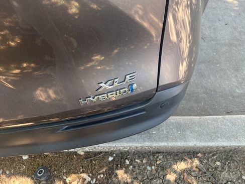 Used 2022 Toyota Sienna XLE image 3