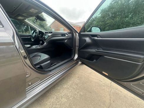Used 2018 Toyota Camry SE w/ Moonroof Package FWD image 25