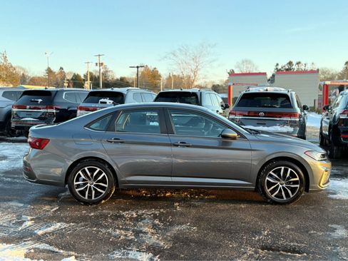 Certified 2025 Volkswagen Jetta SE w/ Sunroof Package image 8
