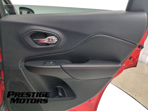 Used 2019 Jeep Cherokee Trailhawk w/ Cold Weather Group AWD/4WD image 34