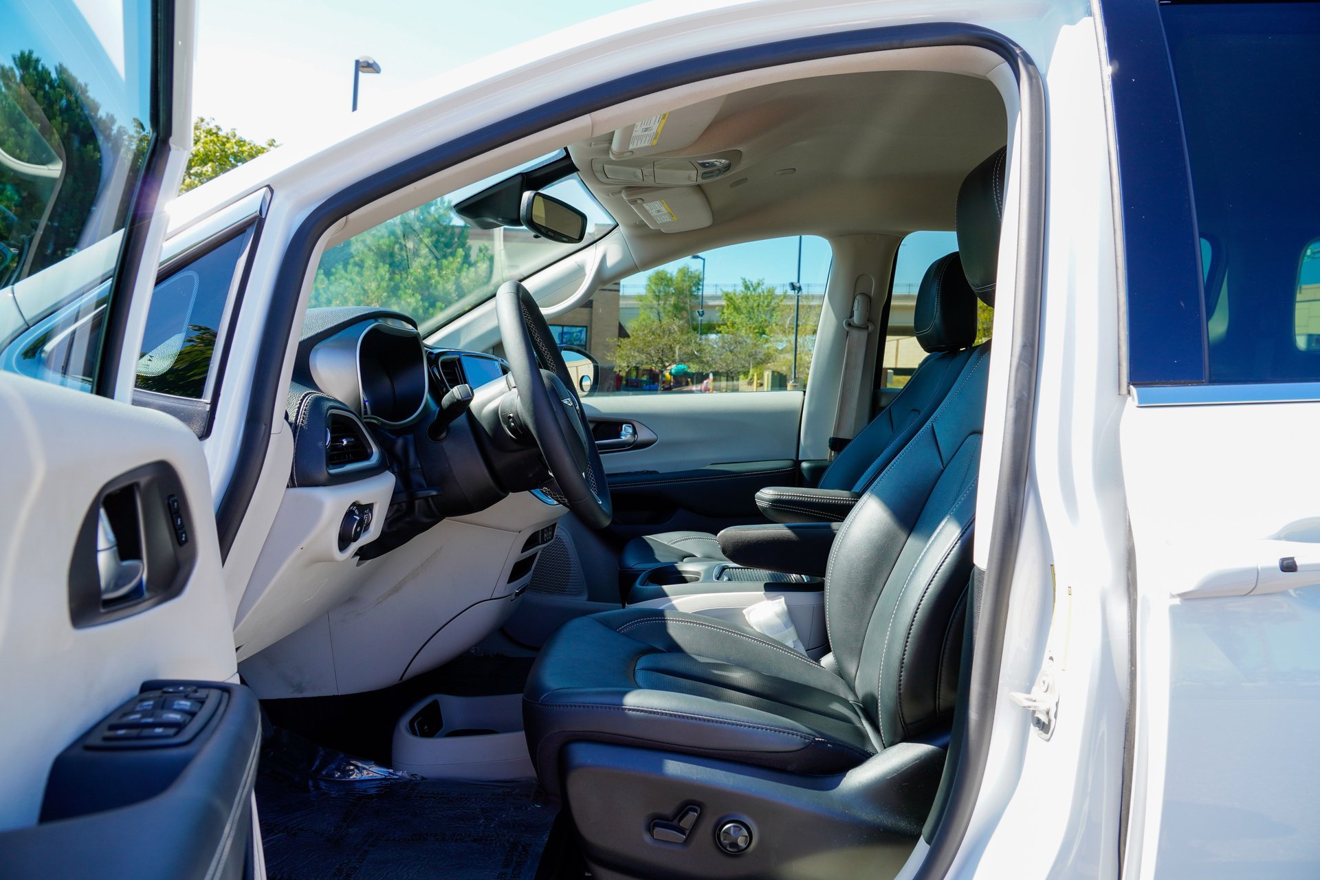 Used 2024 Chrysler Pacifica Limited FWD image 33