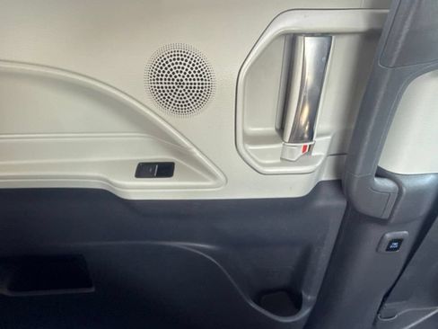 Used 2023 Toyota Sienna Limited FWD image 21