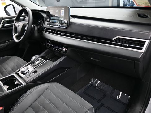 Used 2023 Mitsubishi Outlander SE image 51