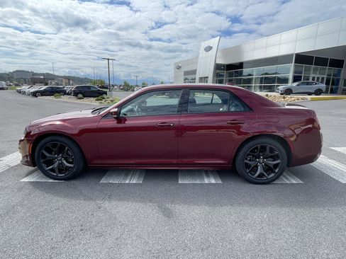 Used 2022 Chrysler 300 Touring L image 8