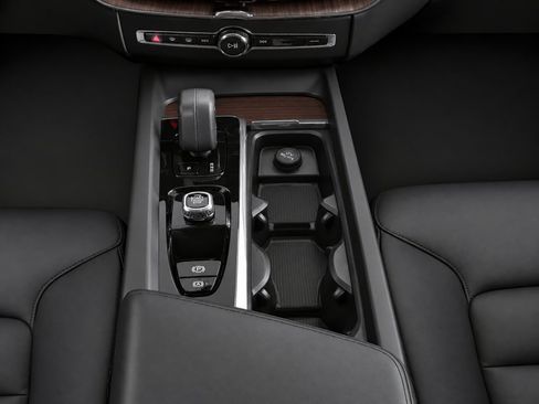 Certified 2024 Volvo XC60 B5 Plus w/ Protection Package Premier AWD/4WD image 20