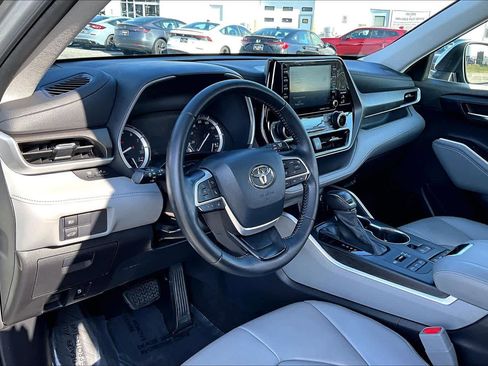 Used 2022 Toyota Highlander XLE image 18