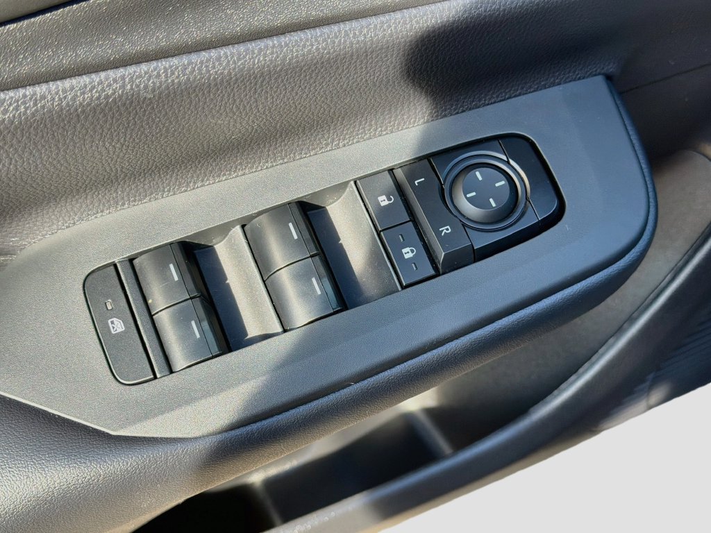 Used 2025 Toyota Prius Plug-In Hybrid FWD image 17